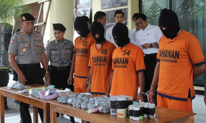 Para tersangka pengedar mercon diamankan di Polres Blitar. foto: TRI SUSANTO/ BANGSAONLINE