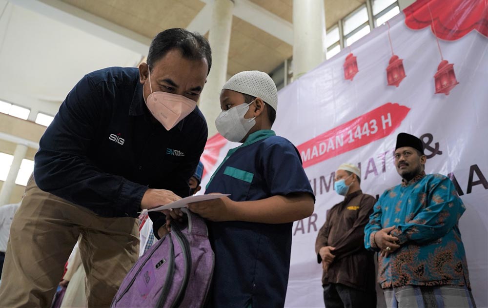 General Manager of CSR SIG, Edy Saraya, saat menyerahkan bantuan kepada anak yatim di Masjid Manba’ul Falah, Gresik.