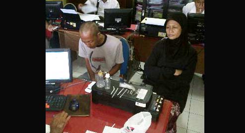 Maria Indriani, dan kurirnya Yunus Arifin saat diperiksa di Mapolres Jember. foto: BANGSAONLINE