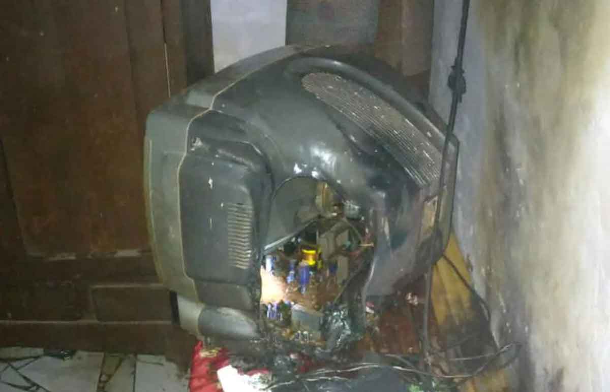 TV yang meledak disambar petir di Desa Rondokuning, Kecamatan Kraksaan, Kabupaten Probolinggo.