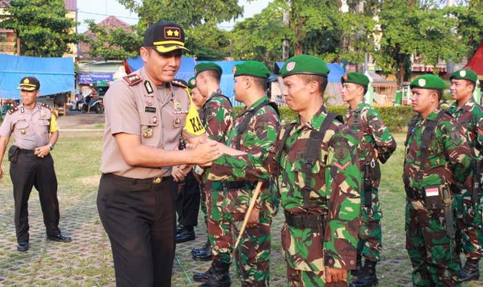 Kapolres Pasuruan Kota AKBP Rizal Martomo saat menjabat tangan para personil TNI.