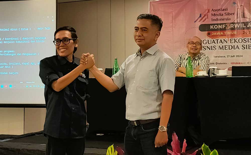 Yatimul Ainun (kiri) dan Amir Tejo terpilih sebagai Ketua dan Sekretaris AMSI Jatim periode 2024-2028 dalam Konferwil yang digelar di Whiz Luxe Hotel Spazio Surabaya, Sabtu (27/7/2024).