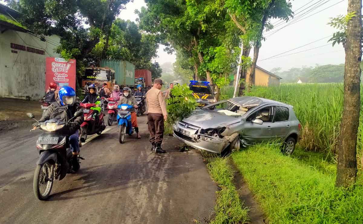 Petugas kepolisian Kediri membantu pengemudi mobil yang ban bocor