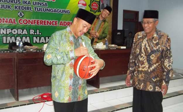 Menpora Imam Nahrawi memberikan cinderamata berupa bola yang ditandatanganinya, kepada Wakil Bupati Nganjuk KH Abdul Wachid Badrus. foto: BAMBANG DJ/ BANGSAONLINE