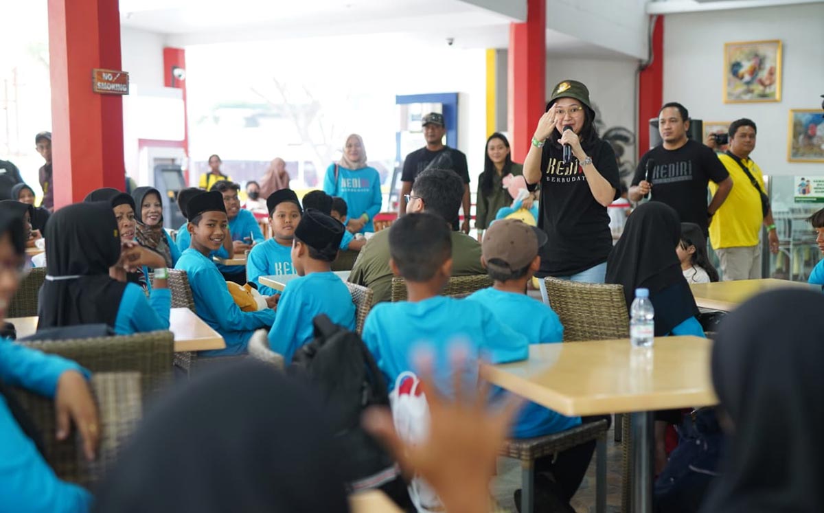 Ketua TP PKK Kabupaten Kediri Eriani Annisa Hanindhito (pegang mik) saat menyapa anak-anak yatim piatu. Foto: Ist.