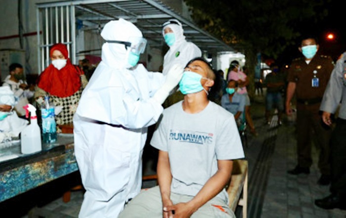 Seorang pemuda tidak pakai masker harus di-swab test antigen.
