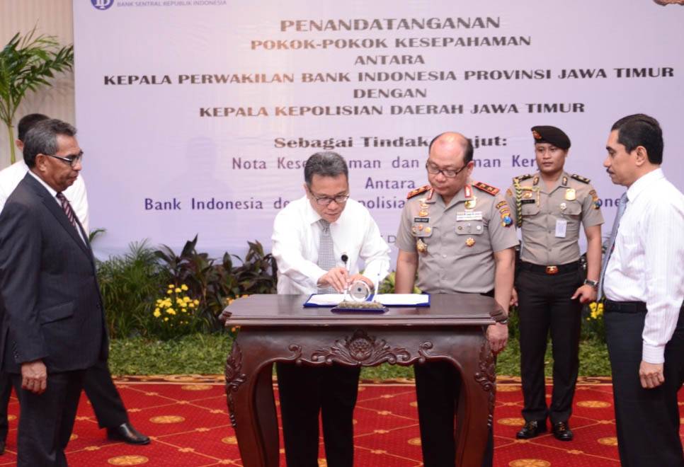 MOU. Deputi Gubernur BI Ronald Waas (kiri), Kepala Bareskrim Polri Komjen Pol Suhardi Alius (kanan), dan Kapolda Jatim Irjen Pol Anas Yusuf melakukan MoU. foto : nisa/bangsaonline