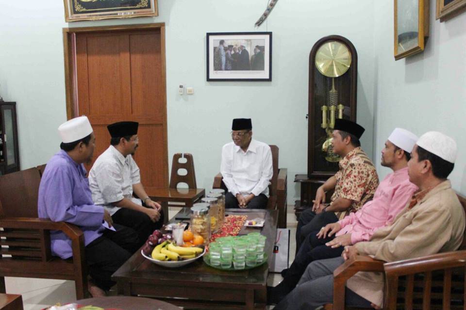 KHA Hasyim Muzadi saat menerima pimpinan Hizbut Tahrir di Pondok Pesantren Mahasiswa Al-Hikam Depok Jawa Barat, Rabu (4/5/2016)