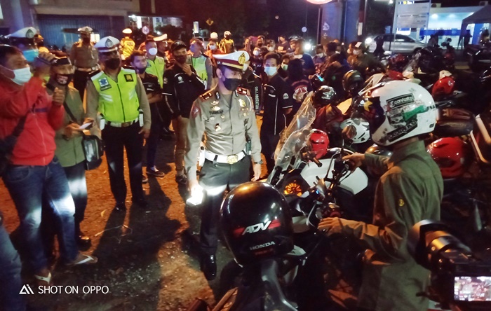 Kasatlantas Polres Pasuruan AKP Yudhi Anugrah Putra didampingi jajaran saat melaksanakan patroli malam dalam skala besar.