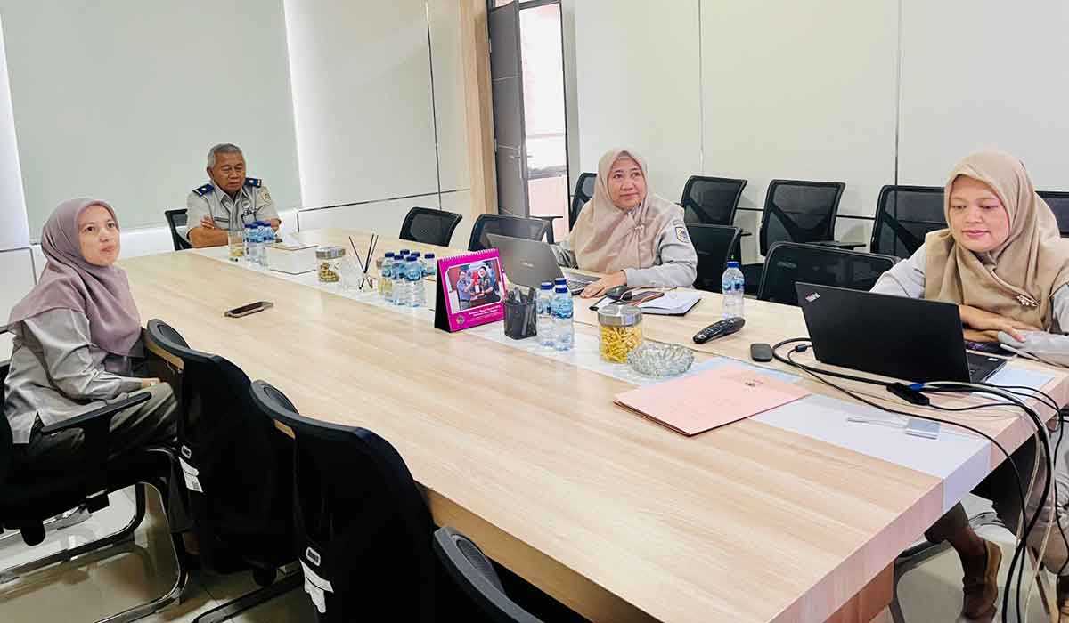 Jajaran Kantah Kabupaten Pasuruan saat mengikuti monitoring dan evaluasi pengelolaan PNBP wilayah Jawa Timur.