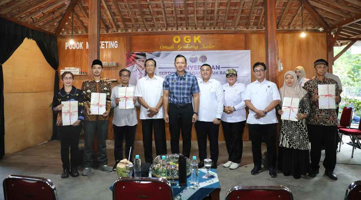 Penyerahan sertifikat tanah di Desa Kelor, Kecamatan Karangmojo, Kabupaten Gunungkidul, D.I. Yogyakarta.