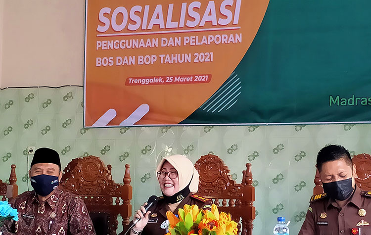 Kegiatan sosialisasi di Aula MAN 1 Trenggalek. (foto: HERMAN/ BANGSAONLINE)