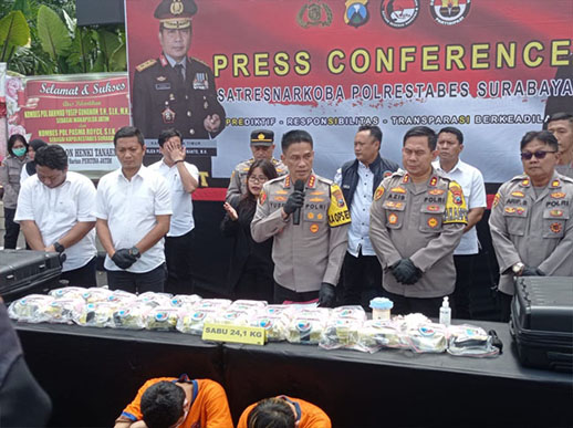 Kapolrestabes Surabaya bersama Kasat Narkoba memamerkan narkoba hasil tangkapan