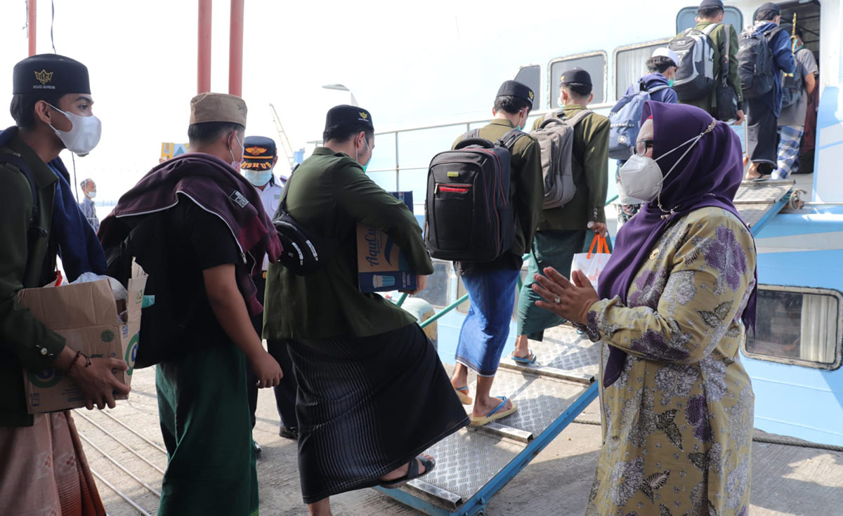 Pemkab Gresik Fasilitasi Penjemputan dan Berikan Subsidi Tiket Kapal untuk Santri dari Bawean