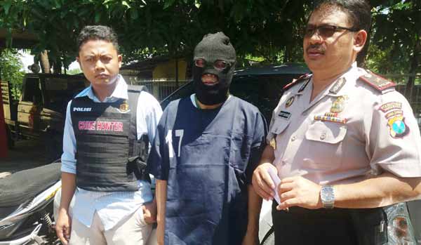 Tersangka penggelapan didampingi petugas Polsek Lakarsantri Surabaya. foto: eko suyono/ BANGSAONLINE