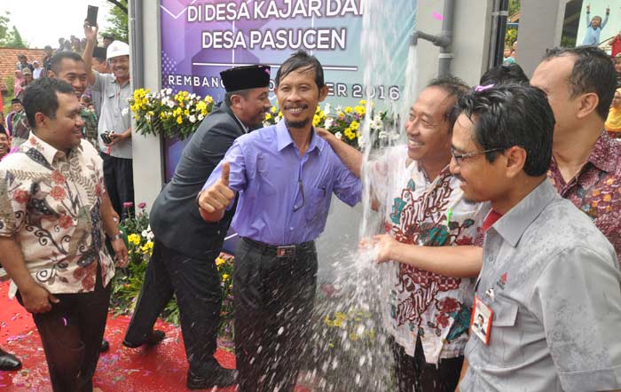 Direktur Enjinering dan Proyek Semen Indonesia Gatot Kustyadji, Direktur Utama Semen Gresik Sunardi Prionomurti mandi di bawah tandon air. foto: SYUHUD/ BANGSAONLINE