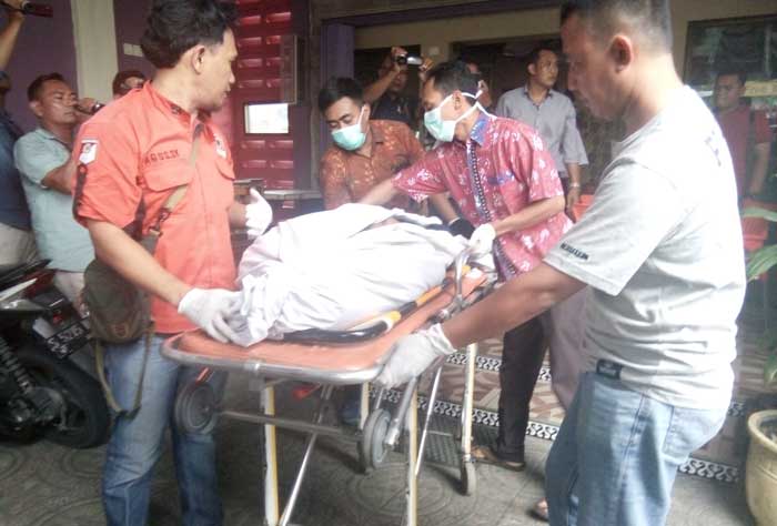 Korban hendak dibawa ke rumah sakit untuk diautopsi.