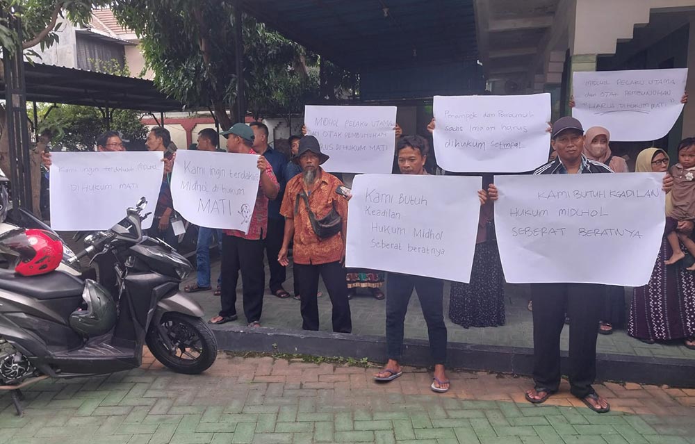 Puluhan warga Desa Imaan saat menggelar demo di PN Gresik. Foto: Ist.