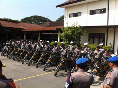 Kaporesta Kediri saat memeriksa kondisi kendaraan operasional menjelang pilpres. foto: Arif Kurniawan/Bangsa Online