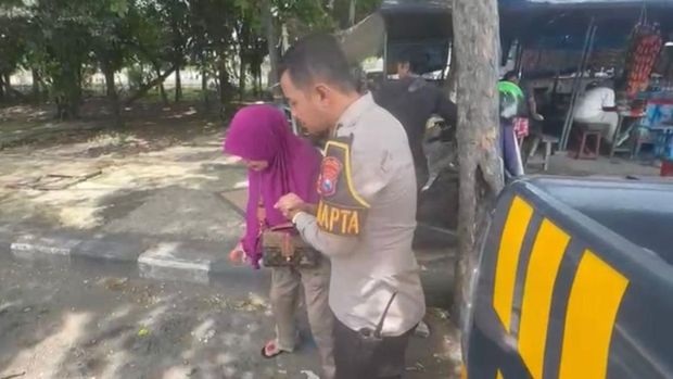 Anggota Polres Lamongan saat mengantar seorang ibu asal Surakarta hendak menaiki Bus untuk pulang