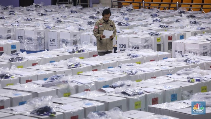 Ilustrasi: Betapa berat petugas pemilu. Tampak seorang petugas memeriksa logistik pemilu 2024 di Gelanggang Olahraga Remaja (GOR) Senen, Jakarta, Senin (12/2/2024).  Foto: CNBC Indonesia/ Faisal Rahman