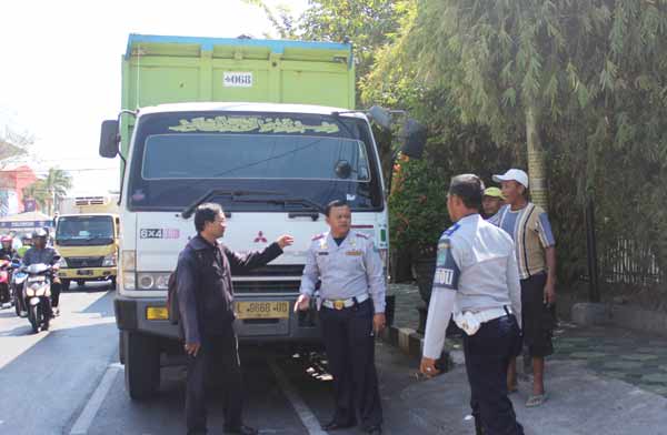 Parkir Sembarangan, 4 Dump Truk di Jalan A Yani Sidoarjo Diusir