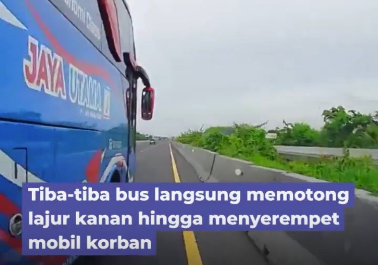 tangkapan layar dari video Bus Jaya Utama saat serempet mobil Wuling Alvez di jalan Tol Surabaya-Gresik.