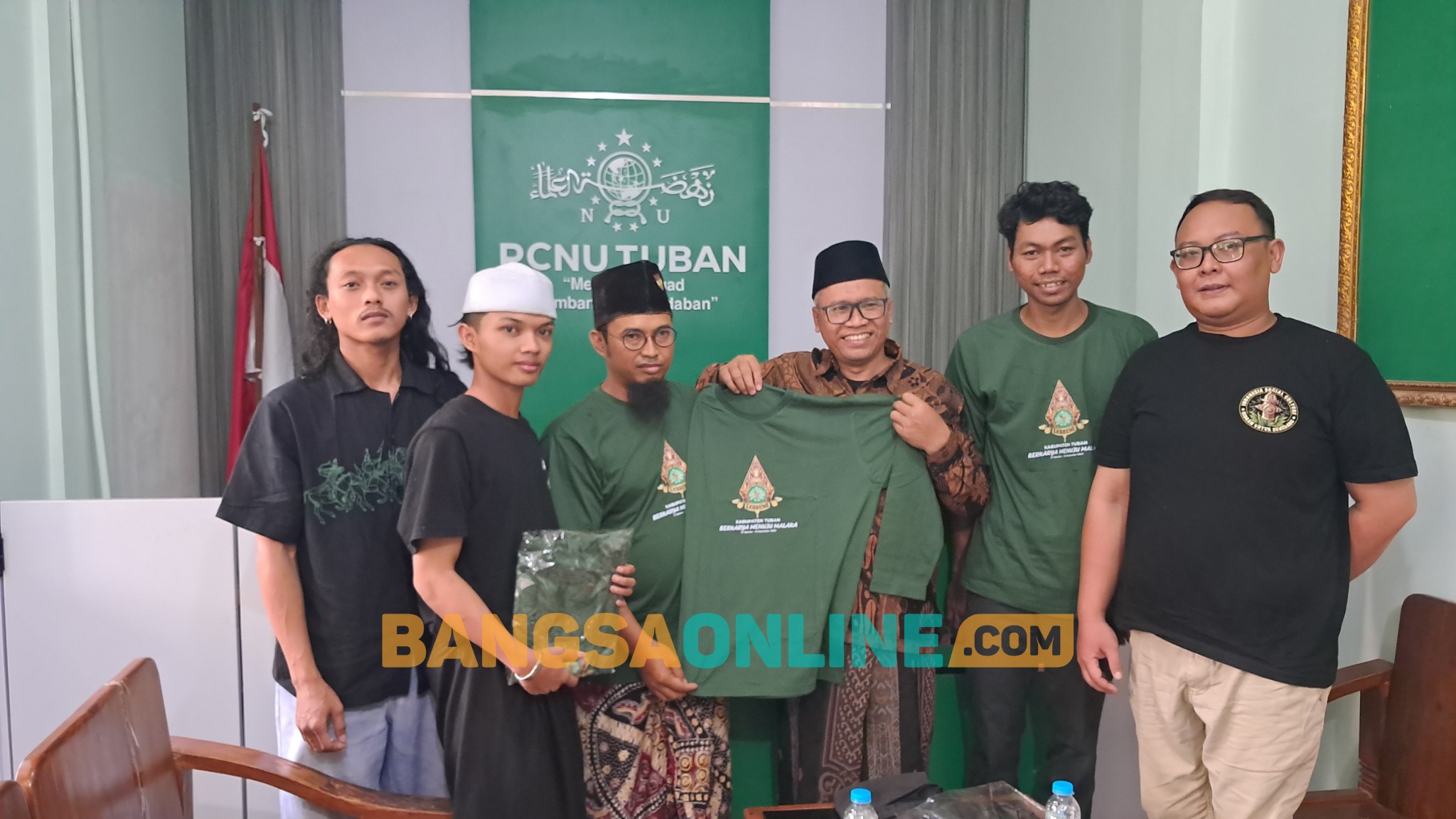 Lesbumi Tuban mengunjungi kantor PCNU Tuban untuk berpamitan sebelum berangkat ke Malaysia. Foto: Achmad Choirudin/BANGSAONLINE
