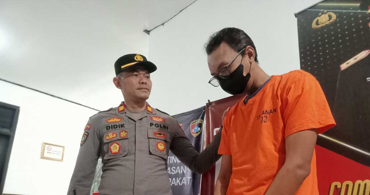 Kapolsek Tenggilis Mejoyo saat menginterogasi pelaku penipuan.