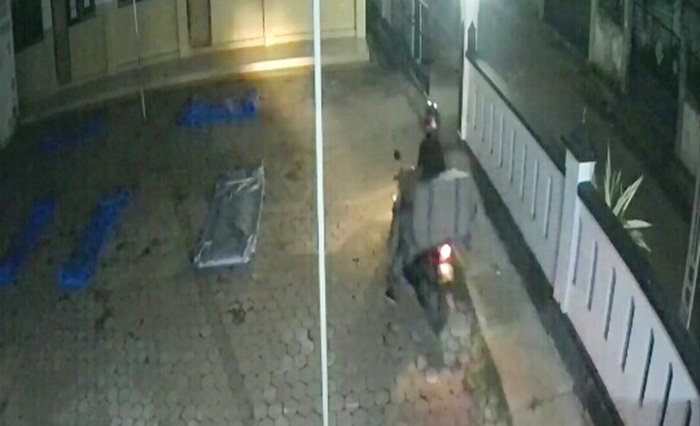 Pelaku pencurian kotak amal masjid tertangkap kamera cctv sedang beraksi.