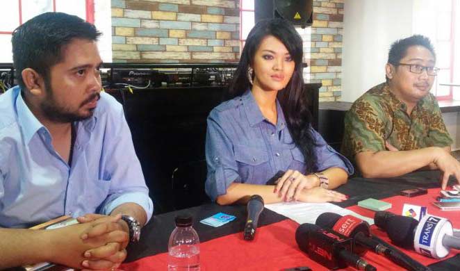 Farah Quinn saat konferensi pers di Kemang, Jakarta Selatan. foto: kompas.com