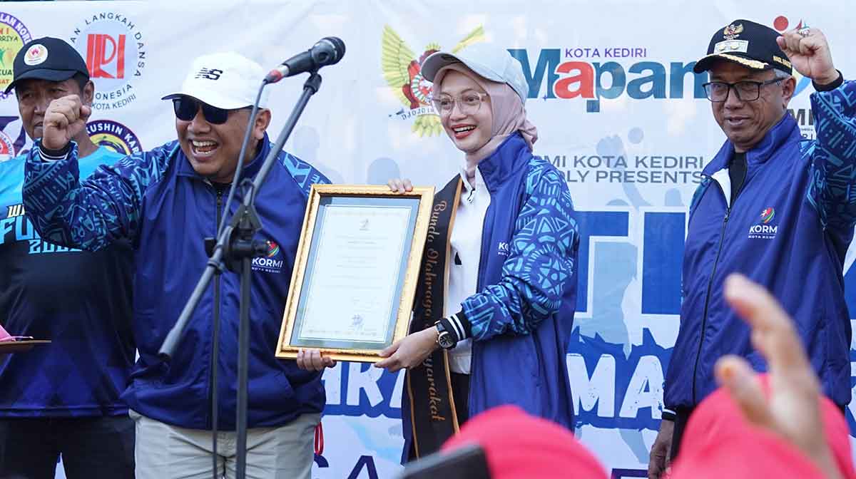 Wali Kota Kediri saat menerima penghargaan. Foto: Ist