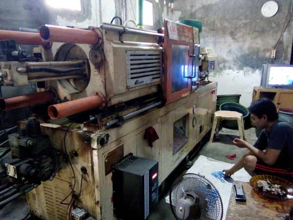 Mesin produksi dan sisir yang dihasilkan. foto: faratiti dewi/ BANGSAONLINE