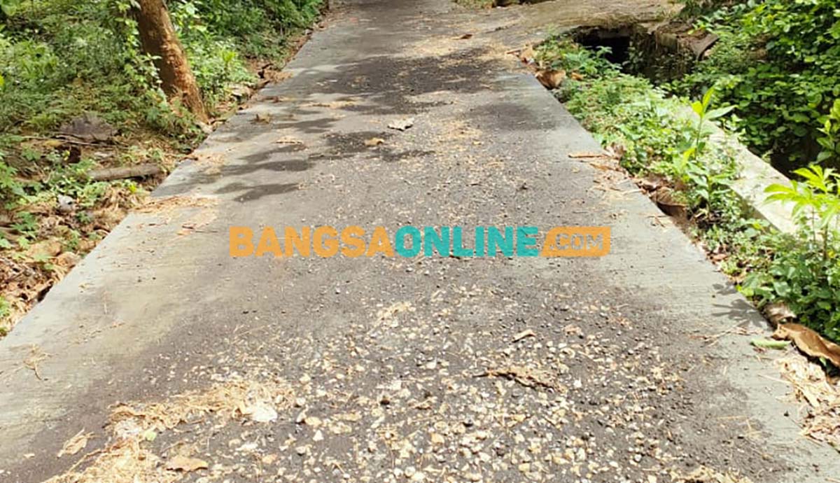 Kondisi proyek rabat beton yang rusak di Dusun Balengbeng, Desa Jungkarang, Kecamatan Jrengik, Sampang. Foto: MUTAMMIM/ BANGSAONLINE