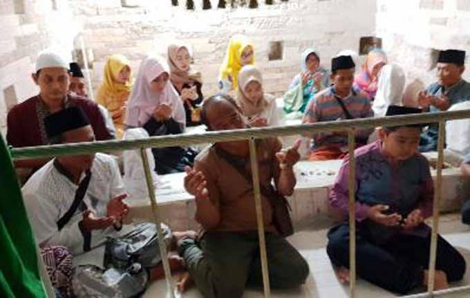 Para peziarah memadati makam Siti Fatimah binti Maimun. foto: SYUHUD/ BANGSAONLINE