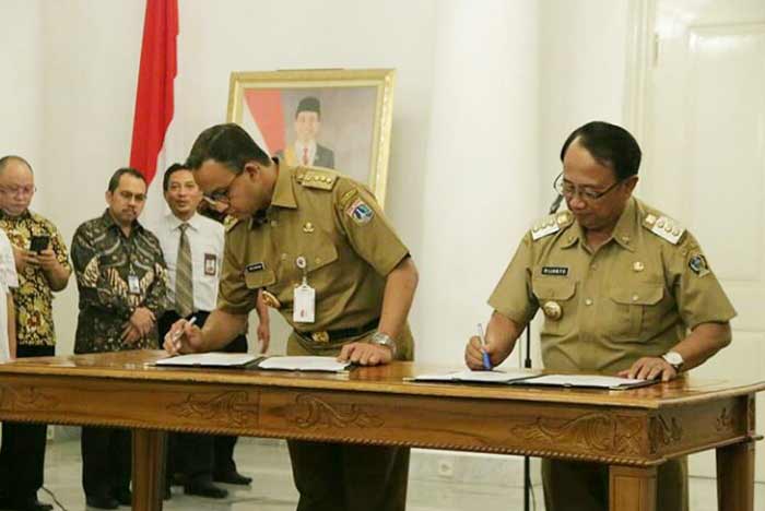 Penandatanganan kerja sama antara Bupati Blitar Rijanto dan Gubernur DKI Jakarta Anies Baswedan.
