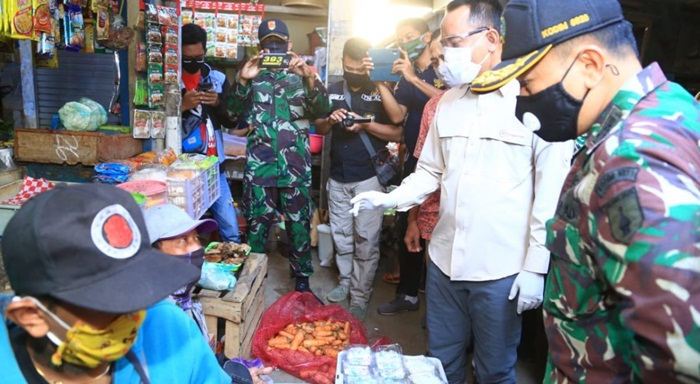 Petugas gabungan bersama Satgas Covid-19 saat melakukan sidak di sejumlah pasar.