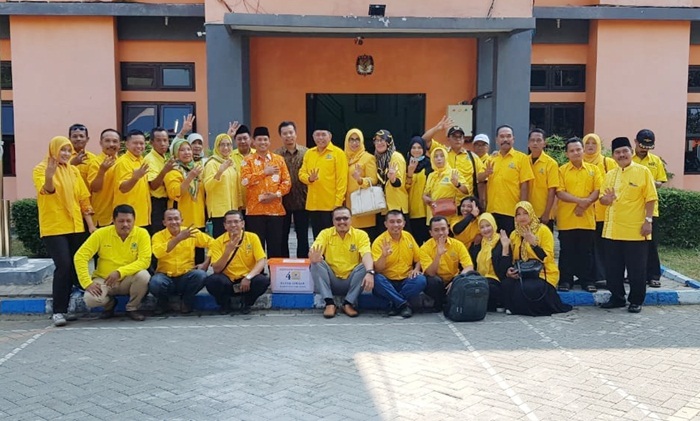Sebanyak 50 Bacaleg Partai Golkar Kab. Pasuruan saat berada di KPU setempat.
