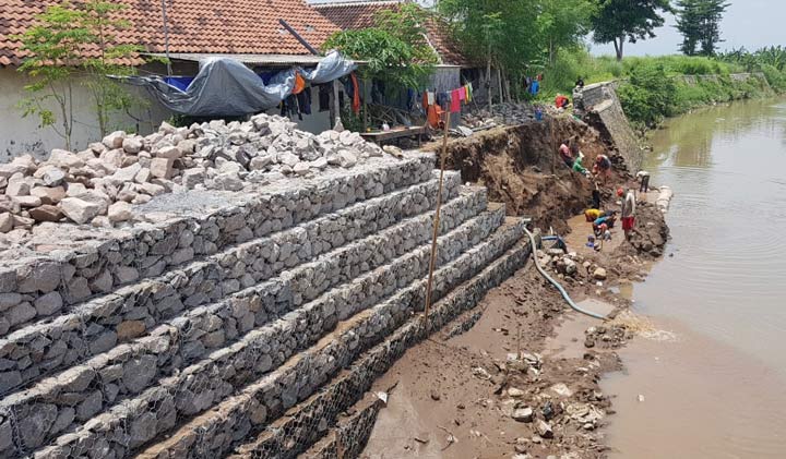 Pembangunan bronjong di lingkungan Satak, Desa Manaruwi, Bangil.
