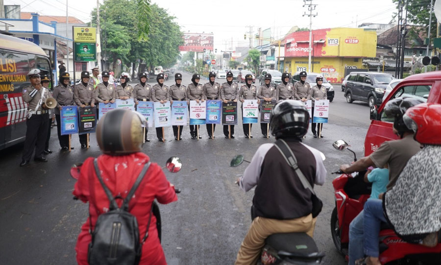 Polwan Polres Probolinggo Kota saat mengampanyekan antisipasi bencana alam di Perempatan Brak Kota Probolinggo, Selasa (7/1).