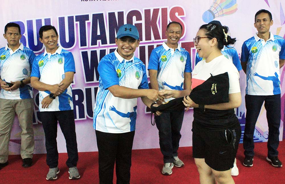 Wali Kota Pasuruan Adi Wibowo saat membuka Turnamen Bulu Tangkis Wali Kota Cup 2025.