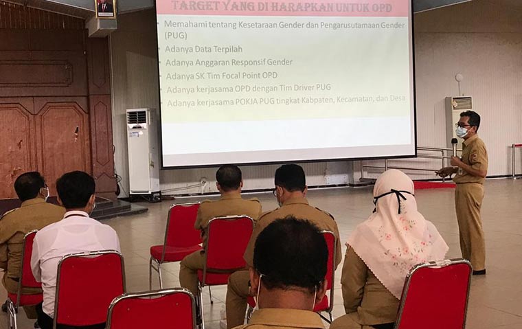 Plt. Kepala DP3AKB Suprihandoko menjelaskan Jember menargetkan jadi kabupaten yang responsif gender.
