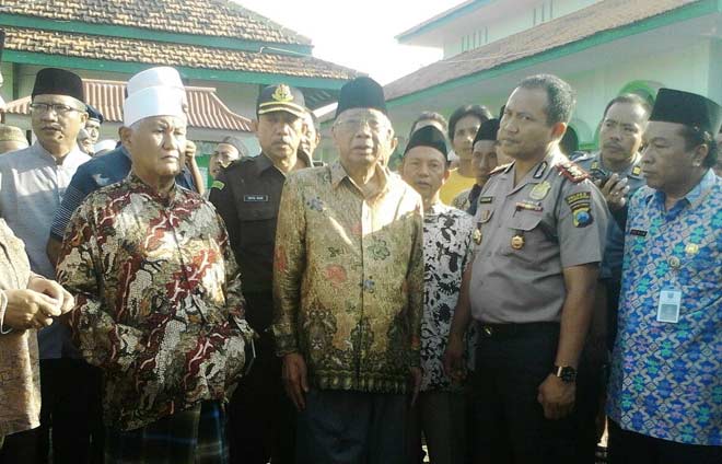 Ketua MUI Jatim, KH Abdussomad Buchori saat mendatangi Padepokan Dimas Kanjeng Taat Pribadi.