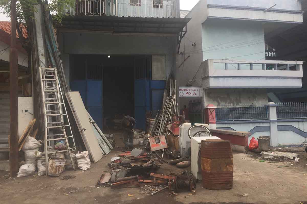 Tempat penadah pencurian tutup drainase. 