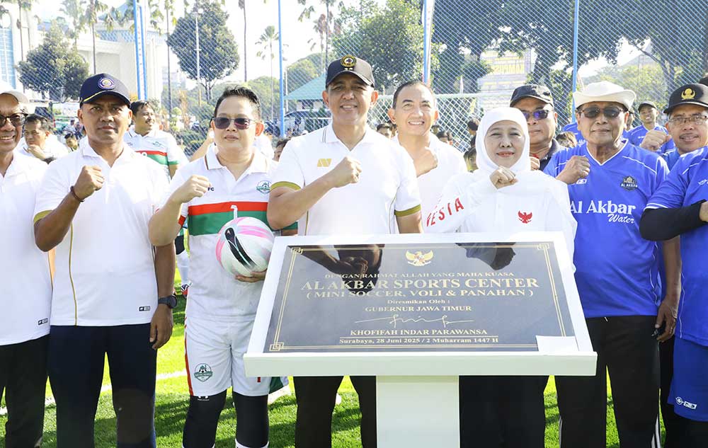 Peresmian Mini Soccer Al Akbar Sport Center ditandai dengan penandatanganan prasasti.