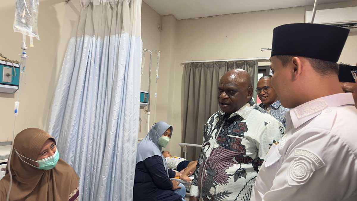 Bupati Mojokerto saat mendampingi Menteri HAM di RSUD Prof. Dr. Soekandar.