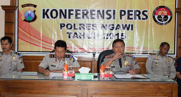Kapolres Ngawi saat memberikan keterangan. foto: zainal abidin/ BANGSAONLINE