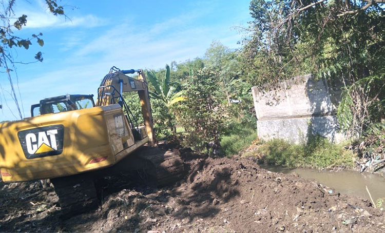 Upaya Pemkab Pasuruan terkait penanganan banjir akibat pendangkalan sungai pada tahun 2021 masih difokuskan pada kegiatan normalisasi, pengerukan sedimen, dan pembersihan sampah. (foto: ist)