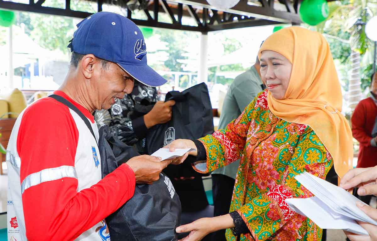 Gubernur Khofifah Bagikan 200 Paket Sembako untuk Masyarakat Kurang Mampu