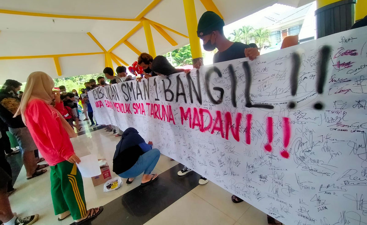 Aksi para alumni saat menggalang tanda tangan sebagai bentuk penolakan atas perubahan SMAN 1 Bangil menjadi SMAN 1 Taruna Madani.